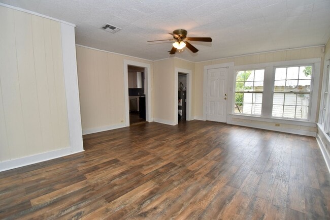 Building Photo - Updated 4 Bedroom Home Close to Tech!