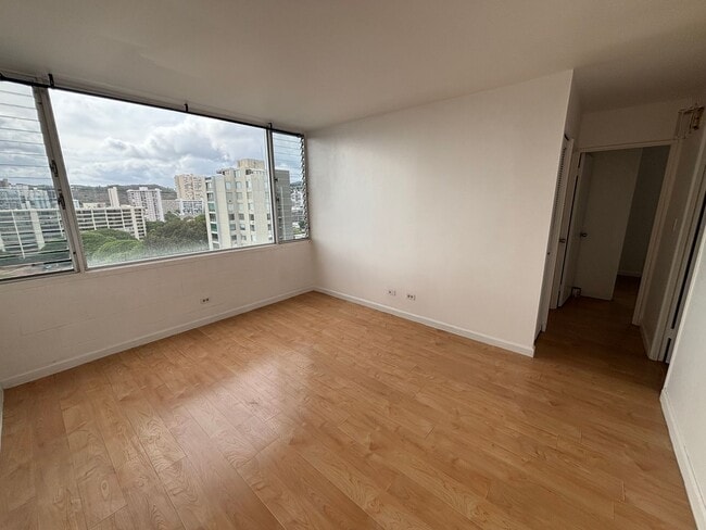 Building Photo - AVAILABLE NOW! 2 BED 1 BATH 1 COVERED PARK...