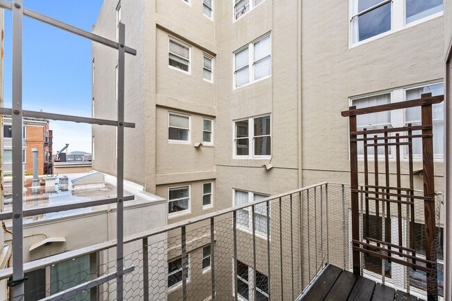 Building Photo - Modern 1BR/1BA Penthouse in Pacific Height...