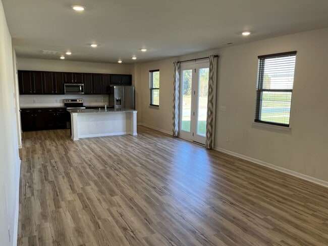 Building Photo - Spacious 5 Bed home in East Charlotte