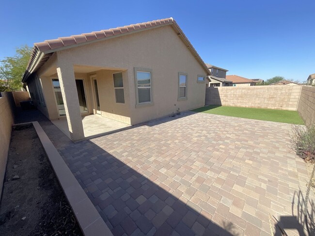 Building Photo - Vail School District hard to find 5 bedroo...
