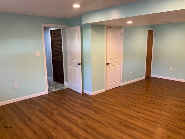 Building Photo - Spacious 3bed 3 bath Split-Level in Bethel...