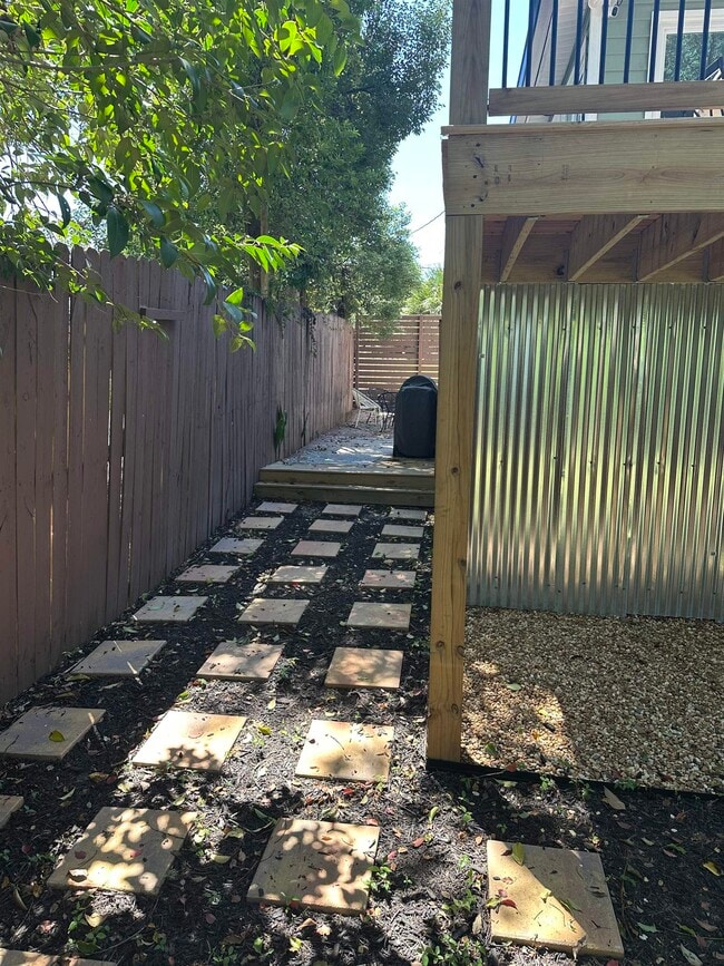 Building Photo - 420 E 6th Ave