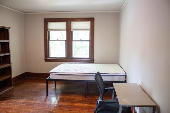 Building Photo - AVAILABLE FOR AUGUST 2026!  Large house ne...