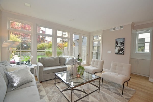 Building Photo - 136 Banks St