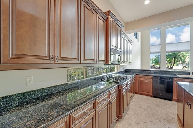 Building Photo - 10513 Versailles Blvd