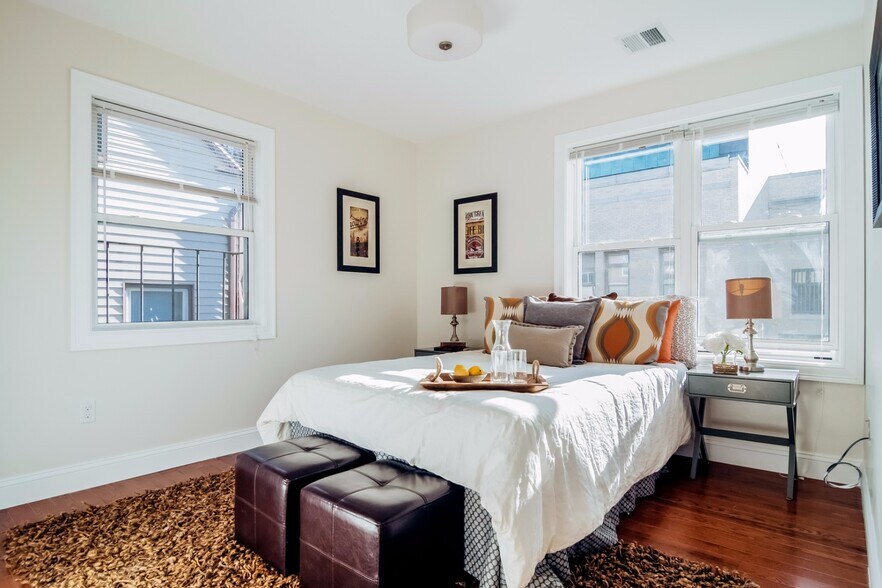 Building Photo - 320 Maverick St