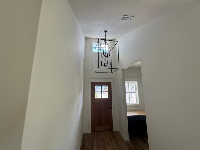Building Photo - Fall special! flexible terms and easy move in!! 3 bed 2 bath 2 car in bungalow Heights, beautiful...