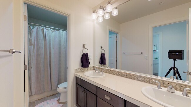 Building Photo - Issaquah highlands 5 bedroom plus Den and 5.5 bathroom newer home with a lot of amenities!!!  A m...