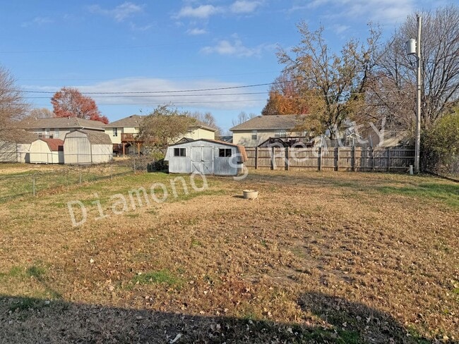 Building Photo - Charming and Clean 3 Bedroom House Available - South Springfield