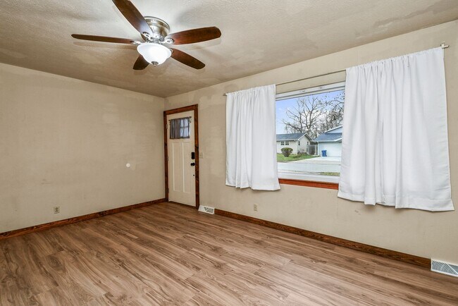 Building Photo - 3 Bed, 2 Bath Home for Rent Near Tom Watkins Park