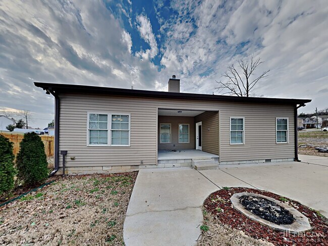 Building Photo - 210 Niagra Ln