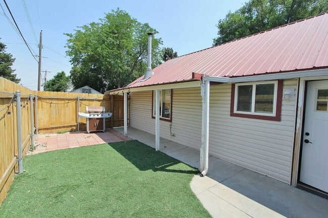 Building Photo - Charming Single-Level Studio Home