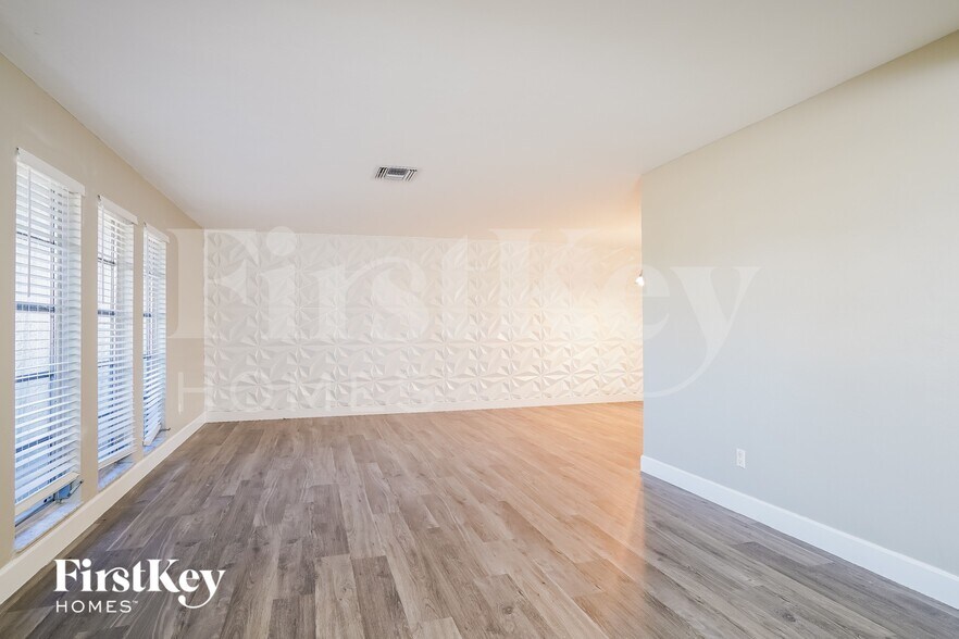 Building Photo - 2529 Shelby Pkwy