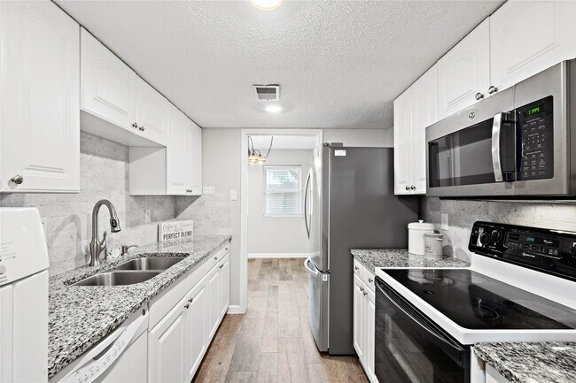 Building Photo - 14256 Misty Meadow Ln