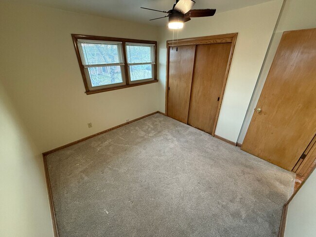 Building Photo - 5295 N Mohawk Ave