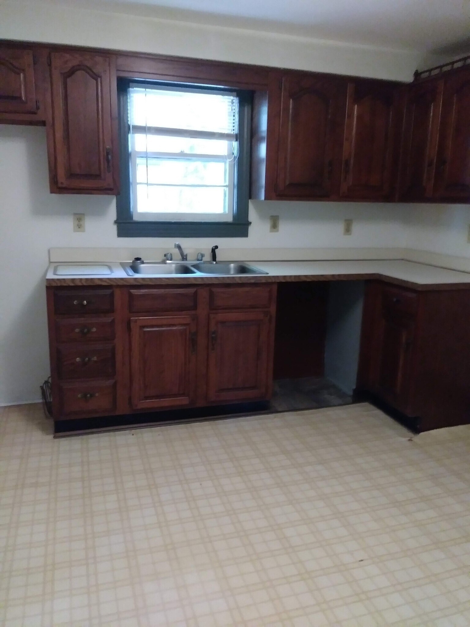 Kitchen (open space for dishwasher or garbage can) - 2609 Pioneer Rd