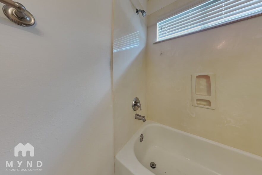 Building Photo - 14 E Sage Creek Pl