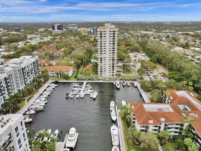 Building Photo - 3200 Port Royale Dr S
