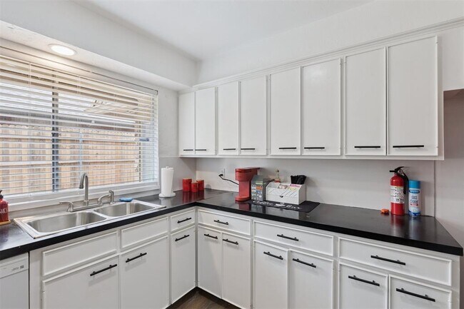 Building Photo - 12508 Green Valley Dr