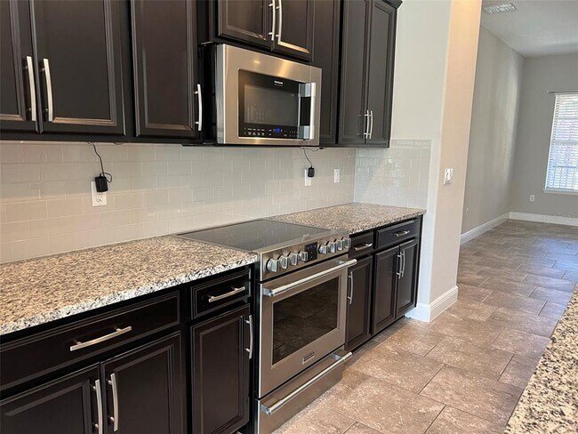 Building Photo - 2924 Lobelia Dr