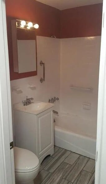 Building Photo - 35 Glencoe St