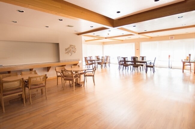 Building Photo - Senior 62+ 1-bedroom Condo For Rent In UTC