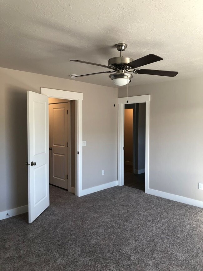 Building Photo - Beautiful Cedar Townhome
