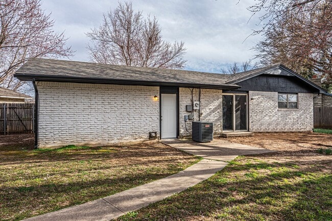 Building Photo - Great  3 Bed 2 Bath in Yukon!