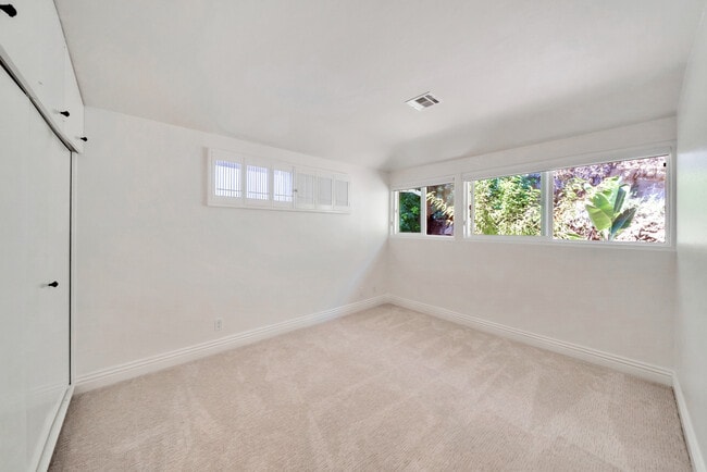 Building Photo - 3116 Breakers Dr