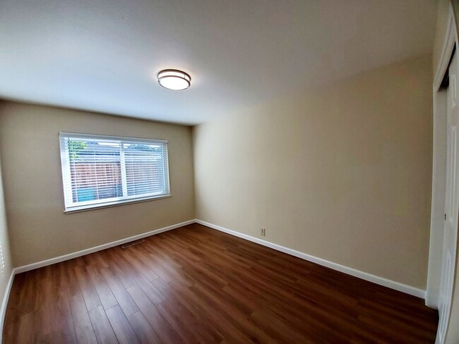 Building Photo - Lovely 3 bedroom 2 bath duplex with private garage and backyard