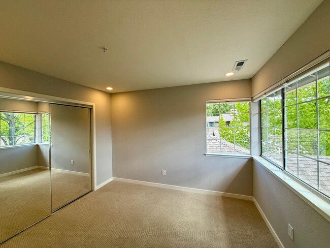 Building Photo - REMODELED FOUR BEDROOM / THREE BATH TOWNHOUSE IN COURTYARD AT PATRIDGE KNOLLS