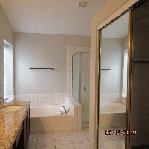 Building Photo - Gorgeous home with upgrades and move in ready