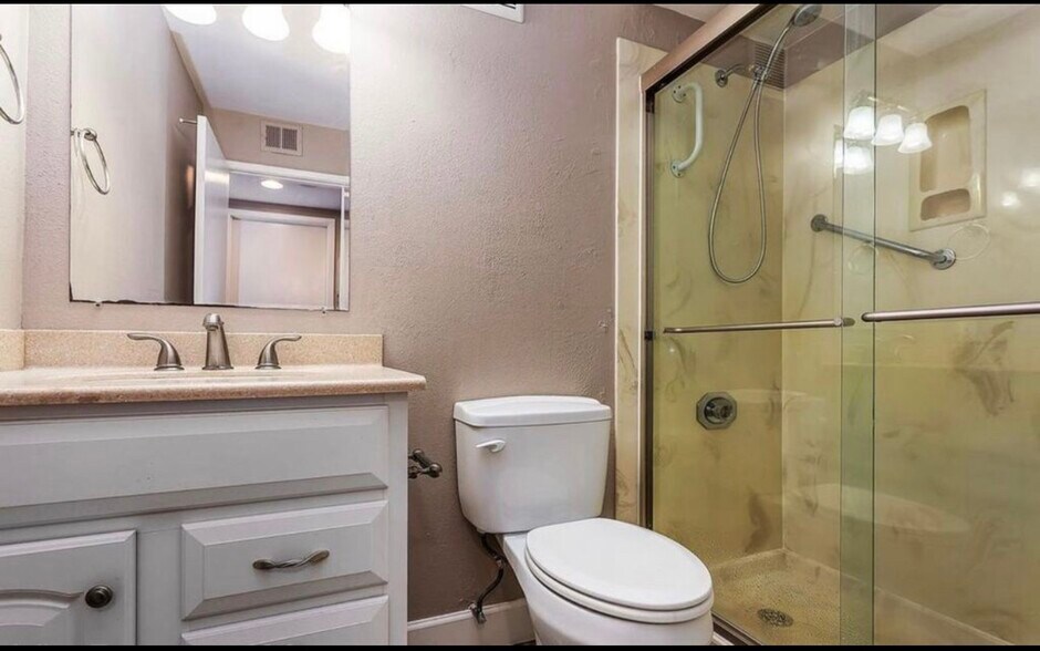 Building Photo - 1670 Clayton Rd