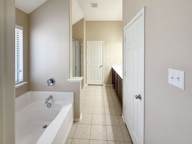 Building Photo - Beautiful, spacious 3B/2B home near the lake