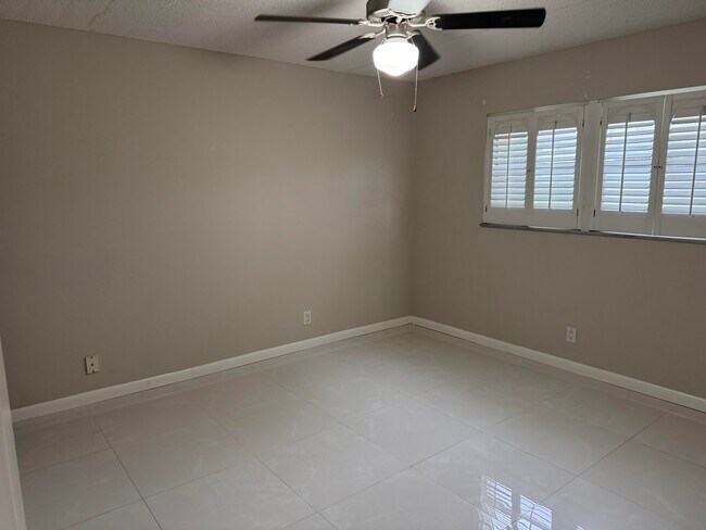 Building Photo - 9911 Sandalfoot Blvd
