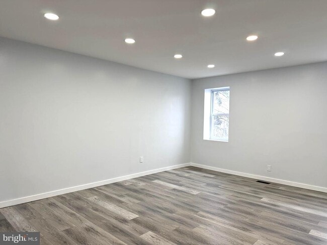 Building Photo - 330 N 2nd St