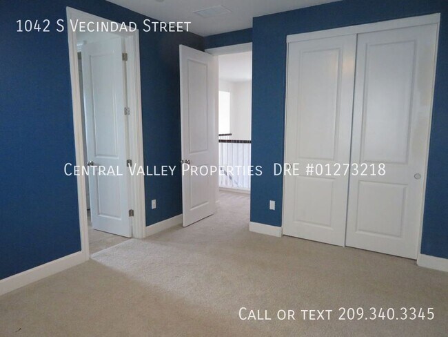 Building Photo - 1042 S Vecindad St