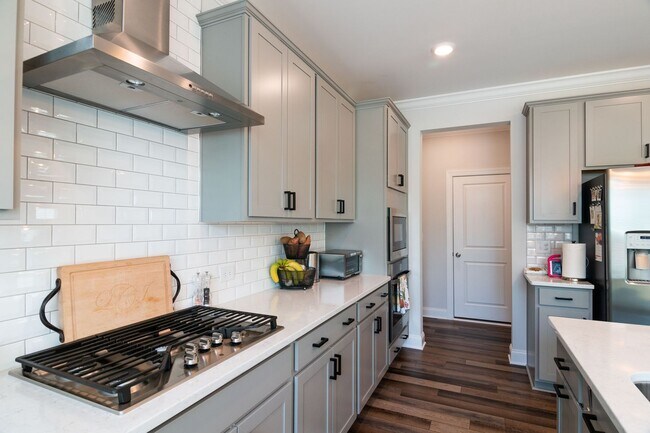 Building Photo - Stunning 5 Bedroom Home in Desirable Channing Woods