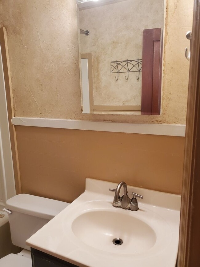 Building Photo - Nice 2 bedroom very near College Hill park