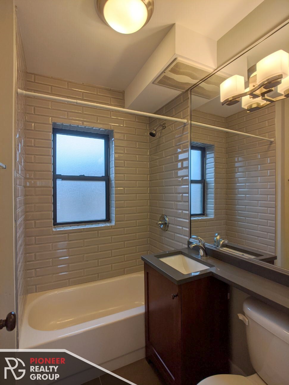 Building Photo - 560 W Arlington Pl