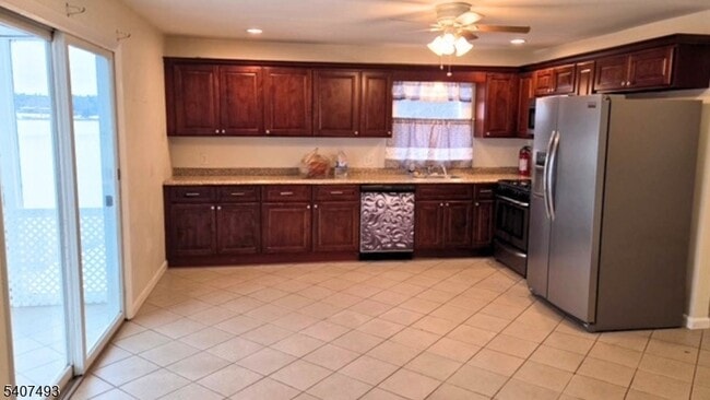 Building Photo - 306 Lake Shore S