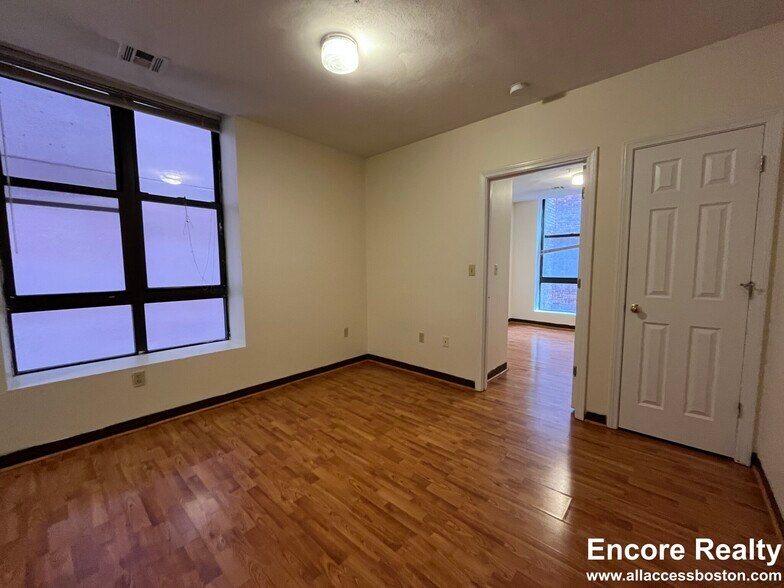 Building Photo - 11 Edinboro St