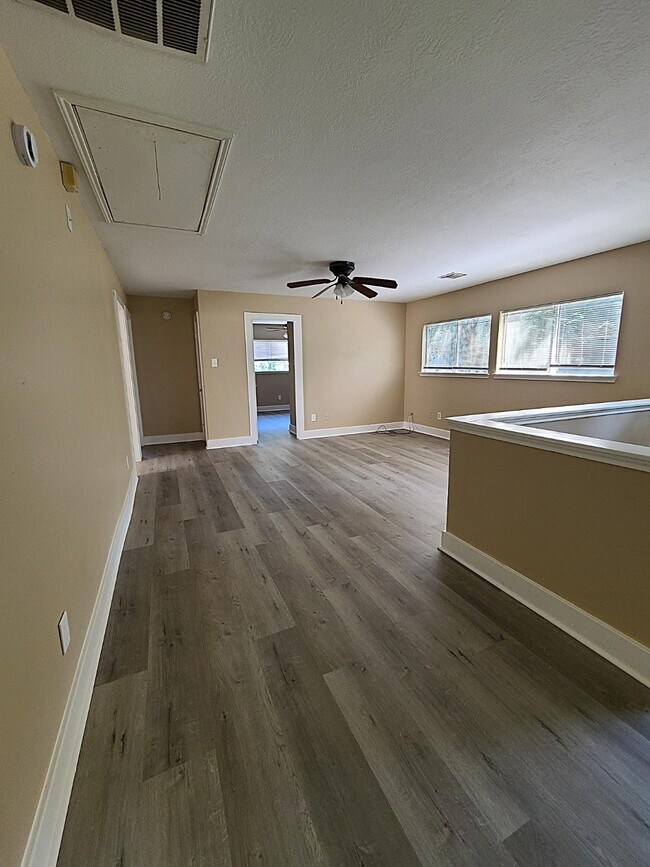 Building Photo - 15835 W Park Ct