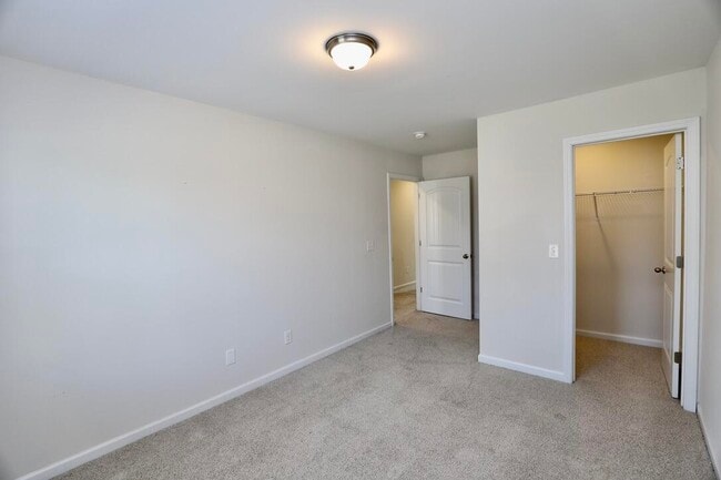 Building Photo - 2943 Old Field Rd