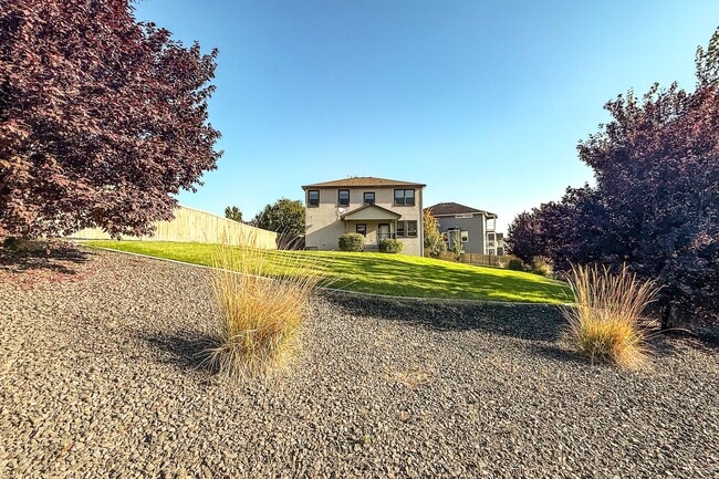 Building Photo - Beautiful 4-Bedroom House with Large Backy...