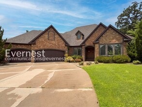Building Photo - Gorgeous 4 Bed, 5 Bath Home with Pool and Garage / Available Now!