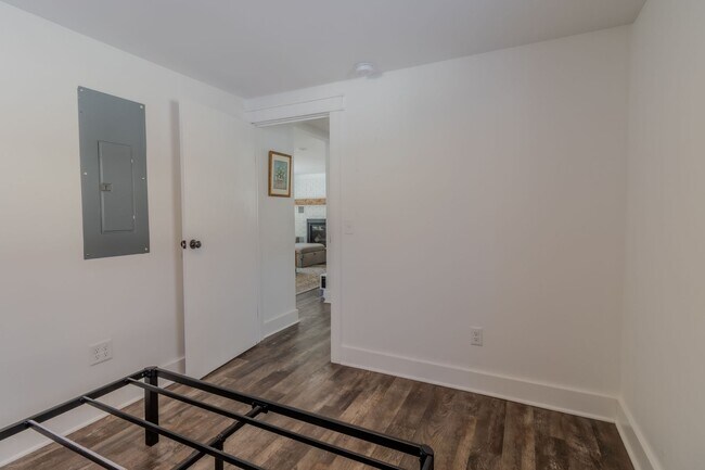 Building Photo - Quiet Cottage in the Trees