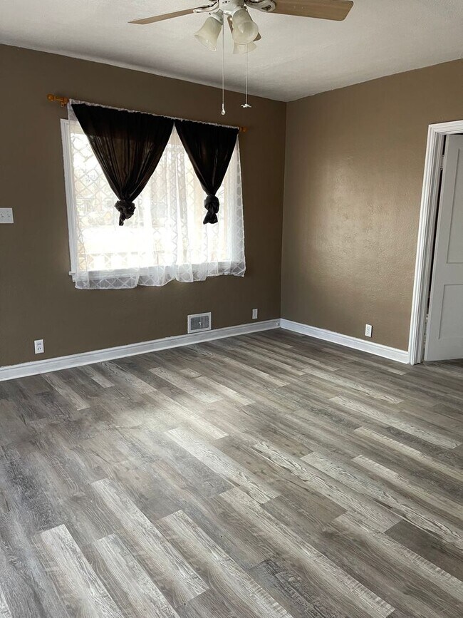 Building Photo - 3 Bedroom 1 bath home