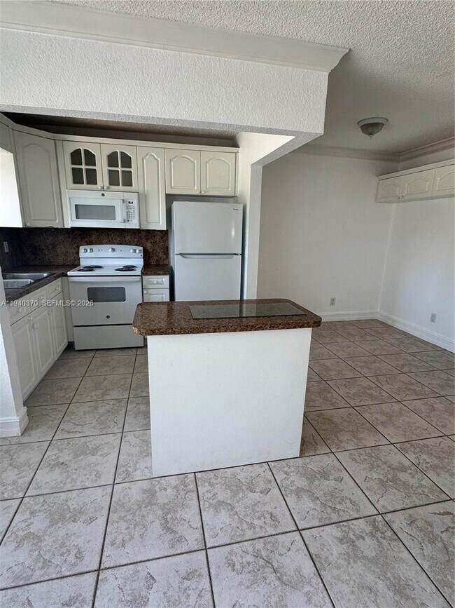 Building Photo - 7910 Taft St